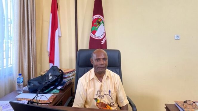 
Rektor Universitas Satya Wiata Mandala (USWIM) Nabire, Petrus Tekege.