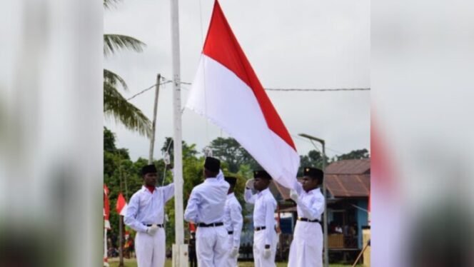 
Petugas Pengibar Bendera Merah Putih dari Mimika Barat Jauh. (Foto: Istimewa)