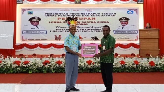
Pemenang Lomba Baca Puisi, Samuel Satrie Namelek Mulait saat menerima hadiah. (Foto: Sasagupapua.com)