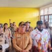 Anggota DPRP Papua Tengah, Henes Sondegau saat melaksanakan reses di Intan Jaya. (Foto: Istimewa)