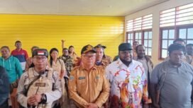 Anggota DPRP Papua Tengah, Henes Sondegau saat melaksanakan reses di Intan Jaya. (Foto: Istimewa)