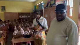 Anggota DPRP Papua Tengah, Henes Sondegau saat berkunjung ke SD YPPK Santo Misael Bilogai. (Foto: Istimewa)
