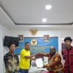Pengurus Harian Yayasan Lembaga Bantuan Hukum Indonesia (YLBHI), Emmanuel Gobai saat menyerahkan laporan ke Komnas HAM perwakilan Papua. (Foto: Istimewa)