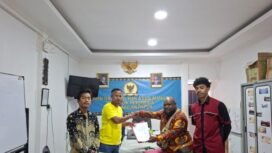 Pengurus Harian Yayasan Lembaga Bantuan Hukum Indonesia (YLBHI), Emmanuel Gobai saat menyerahkan laporan ke Komnas HAM perwakilan Papua. (Foto: Istimewa)
