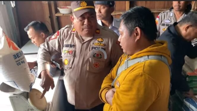 
Suasana sidak di Pasar Paniai. (Foto: Capture video Polres Paniai)