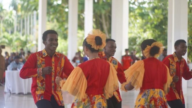 
Para pelajar di Nabire saat menari Yospan. (Foto: Sasagupapua.com)