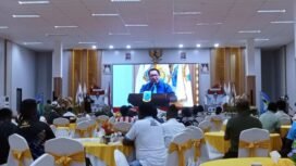 Sekda Papua Tengah, dr. Siliwanus Sumule saat berpidato terlihat dari layar Videotron yang ada di Ballroom Pemprov Papua Tengah, Jumat (29/8/2025). Foto: Tim/Sasagupapua