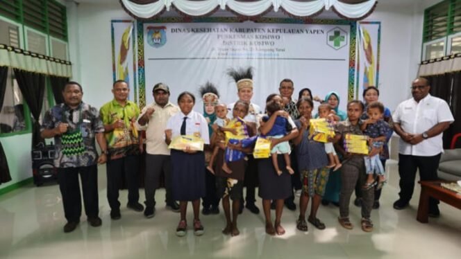 
Foto bersama dalam momen kunjungan PJ Gubernur Papua ke Yapen. (Sumber Foto : papua.go.id)