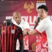 Manajemen Persipura Jayapura, Benhur Tommy Mano dan Owen Rahadiyan saat memperkenalkan Jersey terbaru Mutiara Hitam. (Foto: Ist)