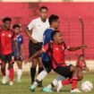 Todd Ferre saat berduel dengan pemain Garudayaksana FC dalam laga uji coba yang berlangsung di Stadion Sultan Agung Bantul, Sabtu (2/8/2025). Foto: Ist