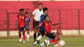 Todd Ferre saat berduel dengan pemain Garudayaksana FC dalam laga uji coba yang berlangsung di Stadion Sultan Agung Bantul, Sabtu (2/8/2025). Foto: Ist