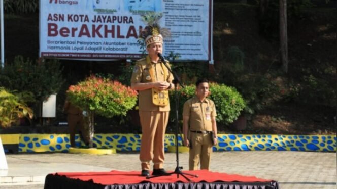 
Pj Gubernur Papua Agus Fatoni memimpin apel gabungan di lingkungan Pemerintah Kota Jayapura. (Foto: Ist)