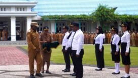 Bupati Nabire, Mesak Magai saat menyerahkan SK kepada CPNS Formasi 2024. (Foto: Edwin Rumanasen)