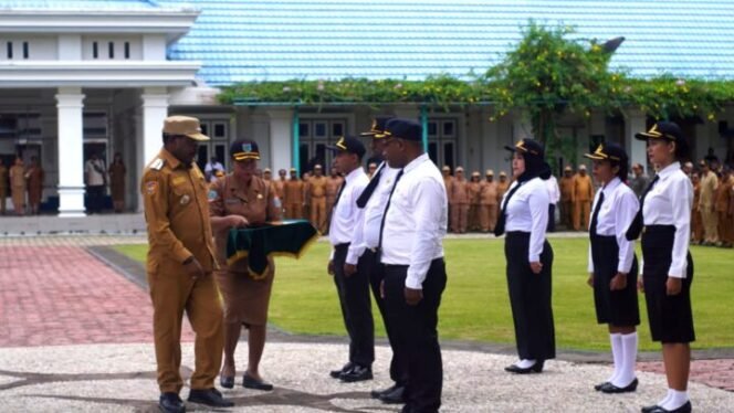 
Bupati Nabire, Mesak Magai saat menyerahkan SK kepada CPNS Formasi 2024. (Foto: Edwin Rumanasen)