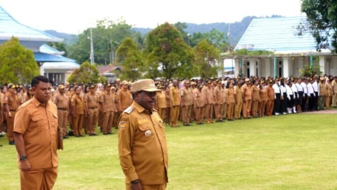 
Bupati Mesak Magai saat apel gabungan Senin (11/8/2025). (Foto: Edwin Rumanasen)