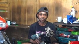 Andreas Bimin, ketika bekerja memperbaiki mesin motor pelanggan di bengkel. (Foto: Edwin Rumanasen/Sasagupapua)