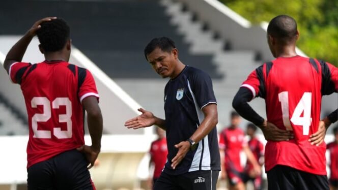 
Skuad mutiara hitam saat latihan perdana di Lapangan Mahacandra Uncen, Rabu (20/8/2025). Foto: Media Officer Persipura