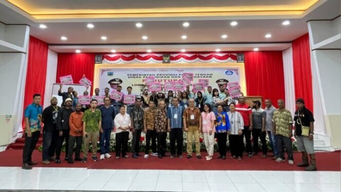 
Foto bersama panitia, juri, dan para juara lomba. (Foto:sasagupapua.com)