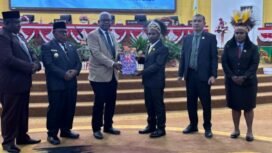 Bupati Mimika, Johannes Rettob didampingi Wakil Bupati Emanuel Kemong, Plt Sekda Abraham Kateyau,saat menyerahkan pengantar nota keuangan APBD- Perubahan tahun Anggaran 2025 kepada Ketua DPRK Mimika, Primus Natikapereyau didampingi wakil Ketua I Asri Akkas, S.Kom, dan Wakil Ketua III Ester Tsenawatme, di ruang paripurna DPRK Mimika, Rabu (20/8/2025) malam, (Foto : Ist)