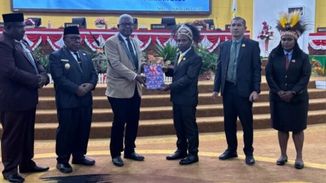 
Bupati Mimika, Johannes Rettob didampingi Wakil Bupati Emanuel Kemong, Plt Sekda Abraham Kateyau,saat menyerahkan pengantar nota keuangan APBD- Perubahan tahun Anggaran 2025 kepada Ketua DPRK Mimika, Primus Natikapereyau didampingi wakil Ketua I Asri Akkas, S.Kom, dan Wakil Ketua III Ester Tsenawatme, di ruang paripurna DPRK Mimika, Rabu (20/8/2025) malam, (Foto : Ist)