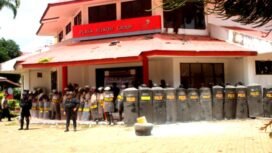 Personel gabungan Polres Merauke dan Batalyon D Pelopor Brimob Polda Papua saat mengamankan kantor Telkom di Merauke. (Foto:Ist)