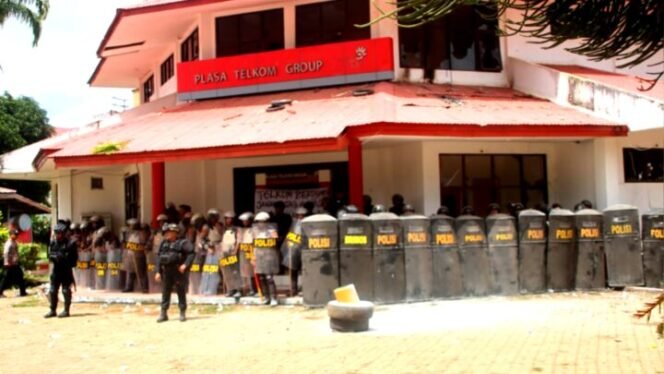 
Personel gabungan Polres Merauke dan Batalyon D Pelopor Brimob Polda Papua saat mengamankan kantor Telkom di Merauke. (Foto:Ist)