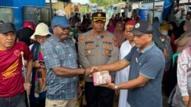 Bupati Nabire saat menyerahkan bantuan. (Foto: Ist)