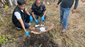 Polisi Saat melakukan rekonstruksi penemuan jasad bayi di Sarmi. (Foto: Humas Polres Sarmi)