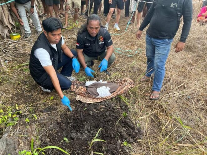 
Polisi Saat melakukan rekonstruksi penemuan jasad bayi di Sarmi. (Foto: Humas Polres Sarmi)