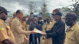 Penyerahan aspirasi/pernyataan sikap oleh Tim Asosiasi 328 Kepala Kampung Se Jayawijaya kepada Plt. Sekda Jayawijaya Petrus Mahuse. Foto : Diskominfo Jayawijaya