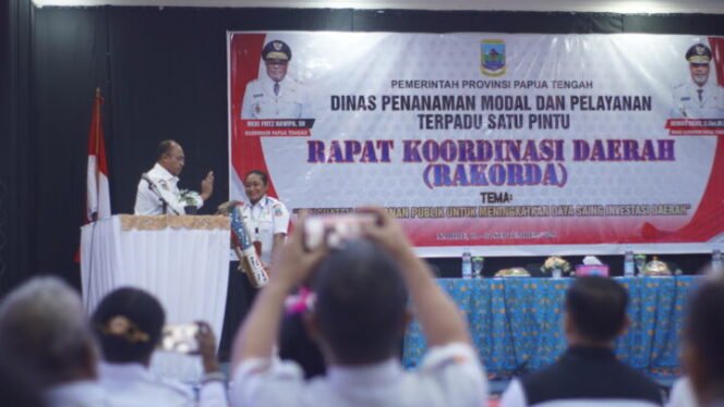 
Staff Ahli II Bidang Ekonomi dan Pembangunan Provinsi Papua Tengah, Herman Kayame saat membuka kegiatan ditandai pemukiman TIFA dalam kegiatan Rakor DPMPTSP di Aula RRI, Rabu (3/9/2025). Foto: Kristin Rejang/Sasagupapua
