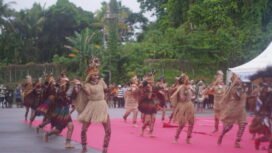 Penari dari Kabupaten Nabire saat menari dalam acara pembukaan FBP di Bandara Lama Nabire, Rabu (3/9/2025).