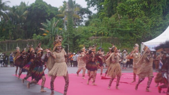 
Penari dari Kabupaten Nabire saat menari dalam acara pembukaan FBP di Bandara Lama Nabire, Rabu (3/9/2025).
