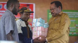 Bupati Nabire, Mesak Magai saat menyerahkan dana desa kepada masyarakat di Distrik Uwapa dan Siriwo, Selasa (9/9/2025). Foto: Kristin Rejang/Sasagupapua.com