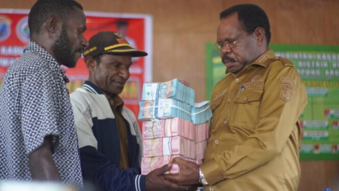 
Bupati Nabire, Mesak Magai saat menyerahkan dana desa kepada masyarakat di Distrik Uwapa dan Siriwo, Selasa (9/9/2025). Foto: Kristin Rejang/Sasagupapua.com