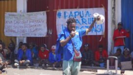 Korlap aksi Mimbar Bebas, Marius Petege saat berorasi. (Foto: Edwin Rumanasen/sasagupapua.com)