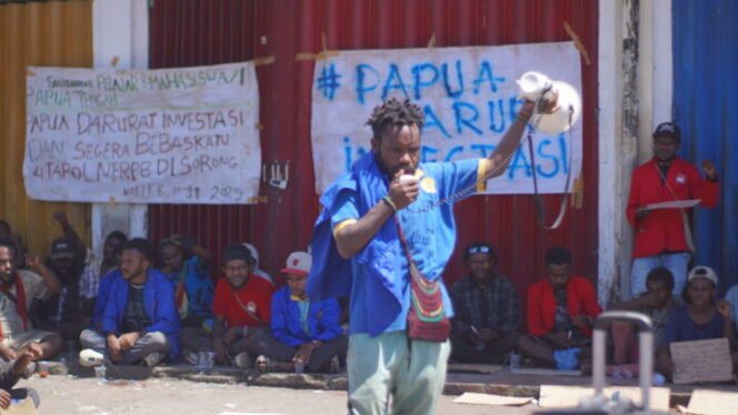 
Korlap aksi Mimbar Bebas, Marius Petege saat berorasi. (Foto: Edwin Rumanasen/sasagupapua.com)