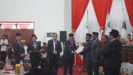 Wagub Papua Tengah, Deinas Geley saat menyerahkan materi KUAPPAS kepada Ketua DPRP Papua Tengah. (Foto: Kristin Rejang/Sasagupapua.com)