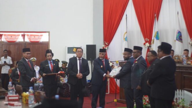 
Wagub Papua Tengah, Deinas Geley saat menyerahkan materi KUAPPAS kepada Ketua DPRP Papua Tengah. (Foto: Kristin Rejang/Sasagupapua.com)