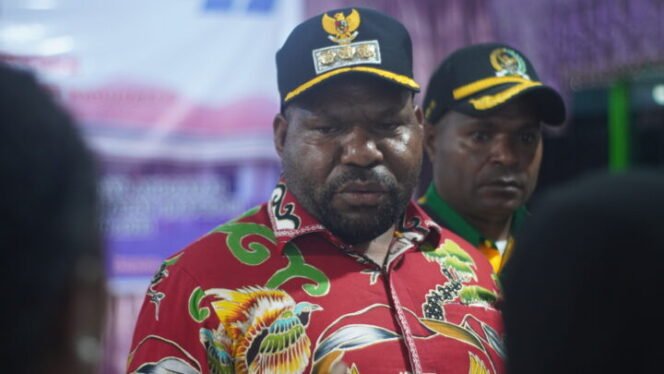 
Bupati Intan Jaya, Aner Maisini. 