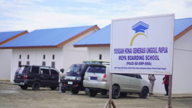 
Papan Nama Yayasan Generasi Unggul Papua, MEPA Boarding School. (Foto: Kristin Rejang/Sasagupapua.com)