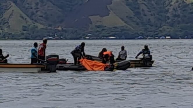 
Tim SAR Jayapura saat mengevakuasi korban. (Foto: Tim SAR Jayapura)