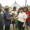Anggota DPRP Papua Tengah, Nancy Raweyai saat bertemu dengan masyarakat korban pengungsi di Timika. (Foto: Dok Nancy Raweyai)