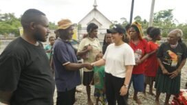 Anggota DPRP Papua Tengah, Nancy Raweyai saat bertemu dengan masyarakat korban pengungsi di Timika. (Foto: Dok Nancy Raweyai)