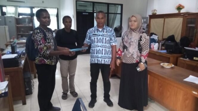 
Masyarakat Adat Grime Nawa Datangi Kantor Bupati -Hutan Adat Diserobot Perusahaan Sawit