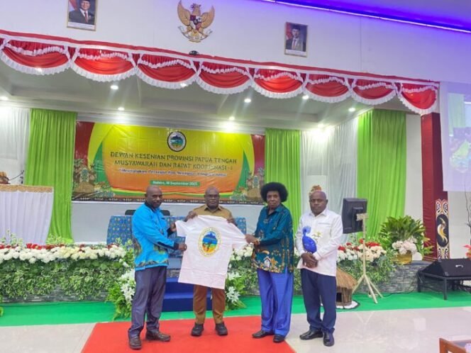 
Gubernur Papua Tengah, Meki Nawipa saat acara Musyawarah dan rapat koordinasi Dewan Kesenian Papua Tengah di Aula LPP RRI Nabire, Selasa, (16/9/2025).  