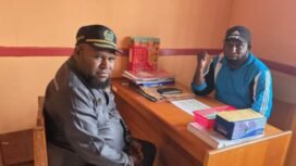 Ketua Fraksi Kelompok Khusus DPRP Papua Tengah, Donatus Mote saat bertemu dengan pihak Disperindag Kabupaten Deiyai. (Foto: Istimewa)