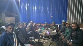 Momen DPRP Papua Tengah, Donatus Mote saat bertemu dengan KNPI Kabupaten Deiyai. (Foto: Istimewa)