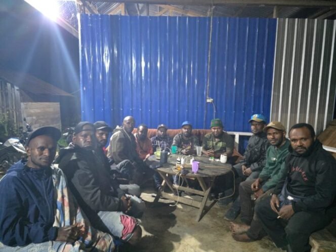 
Momen DPRP Papua Tengah, Donatus Mote saat bertemu dengan KNPI Kabupaten Deiyai. (Foto: Istimewa)