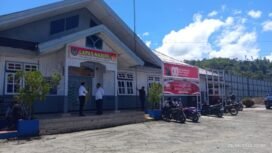 Situasi didepan Lapas Nabire. (Foto: Edwin Rumanasen/Sasagupapua.com)